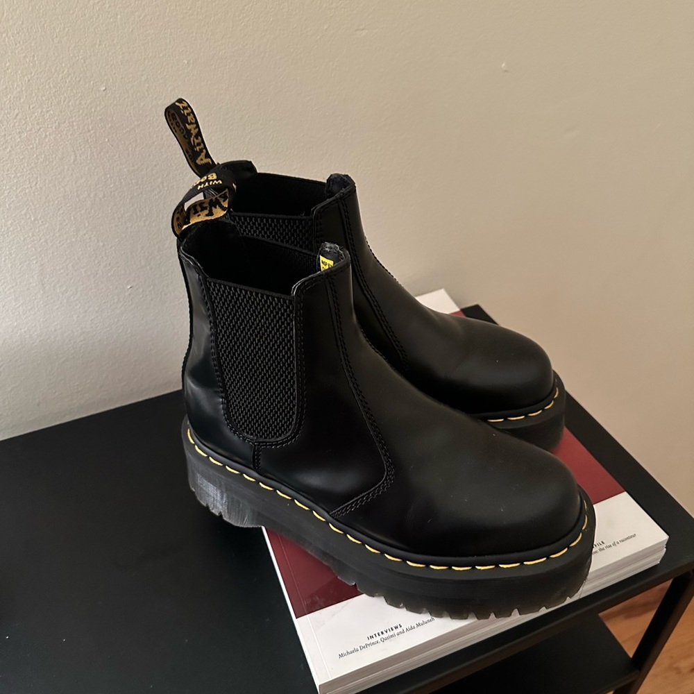 Dr. Martens 2976 SMOOTH LEATHER PLATFORM CHELSEA BOOTS